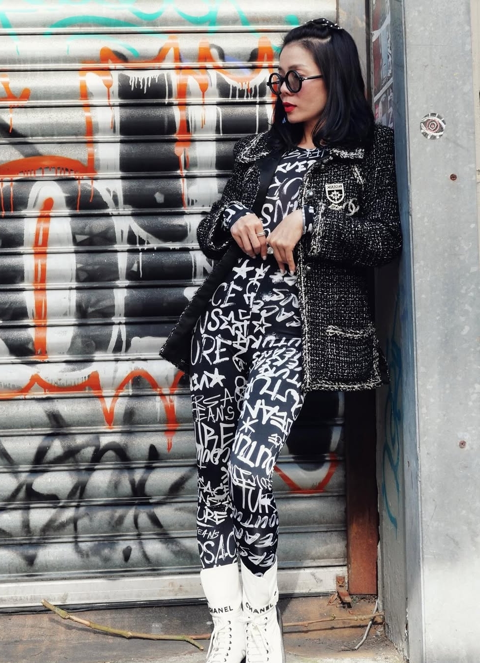 Cô còn sắm nhiều mẫu in họa tiết dày đặc theo phong cách maximalism, đi kèm áo bó đồng điệu.