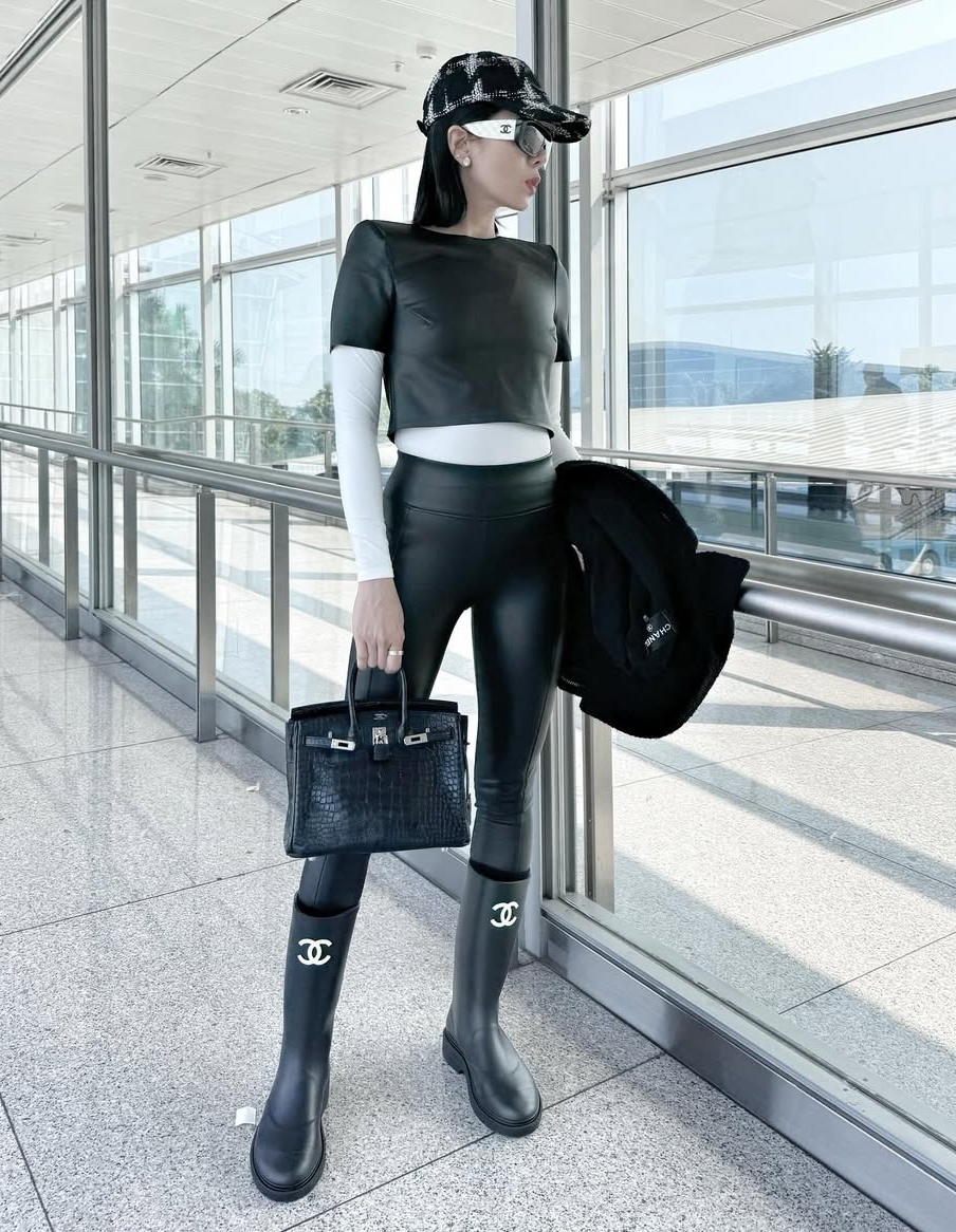 Ca sĩ phối quần bó cùng crop top da đồng điệu. Cô tăng vẻ thời thượng bằng túi Birkin da cá sấu của Hermes, áo khoác, kính và bốt Chanel.