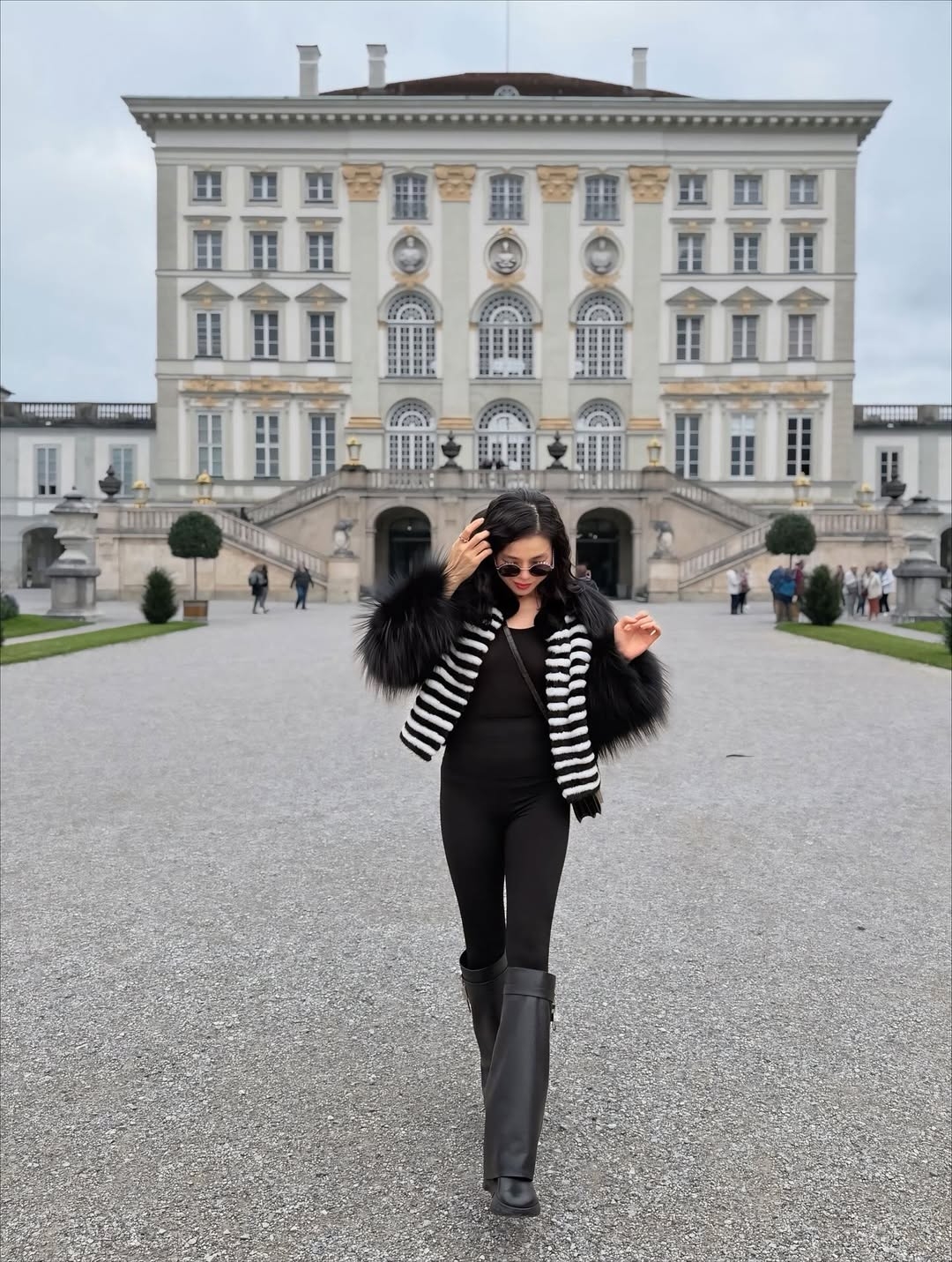 Trong chuyến đi chơi mùa thu ở châu Âu, Lệ Quyên chọn quần legging kết hợp bốt Givenchy và áo khoác lông. Bộ cánh tối màu và ôm dáng giúp cô trông mảnh mai hơn.