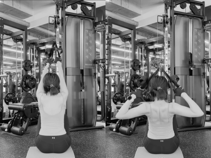 Son Ye Jin chú trọng siết chặt bả vai, cơ lưng khi thực hiện bài ngồi tập kéo cáp cao.