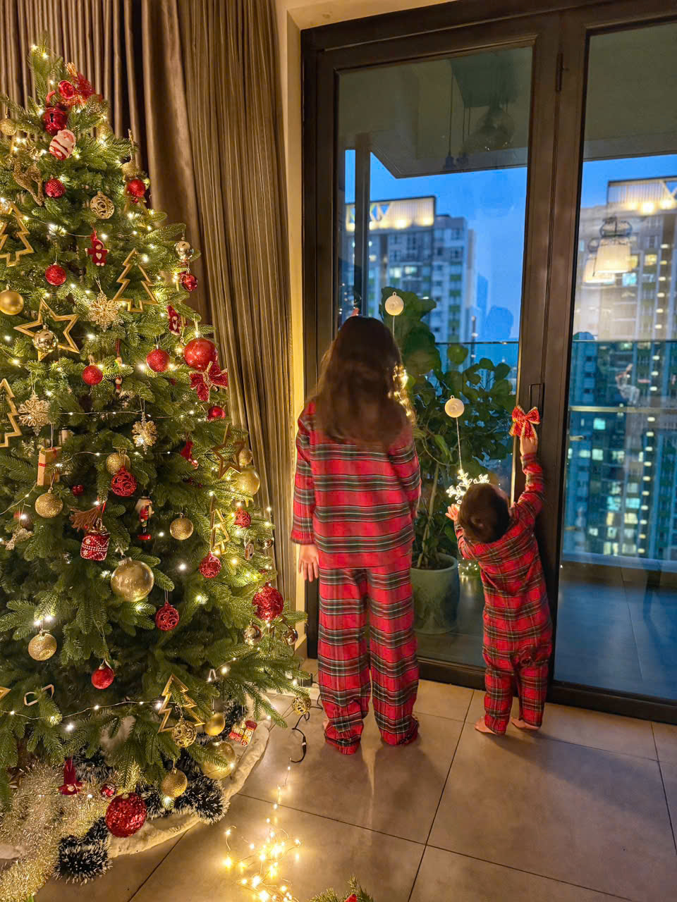 Cô đặt mua cây thông và các phụ kiện từ cuối tháng 11, theo sở thích của hai con Myla và Lucas. Các nhóc tỏ ra phấn khích khi được cùng bố mẹ treo những quả châu lấp lánh và bóng đèn sặc sỡ khắp phòng khách.