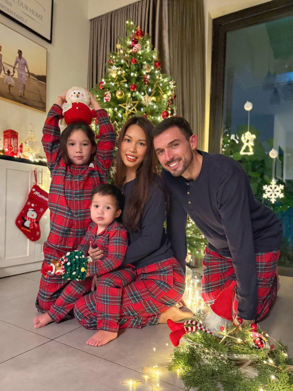 Vợ chồng Hà Anh cùng các con diện trang phục đồng điệu để chụp ảnh. Ban đầu, bé Lucas không hợp tác, chạy khắp nhà khiến không khí trở nên hỗn loạn và hài hước.