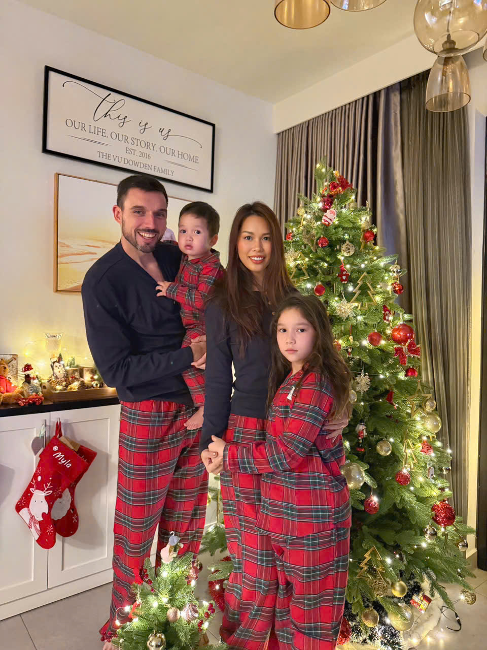 Căn hộ của Hà Anh rộng 170m2 nhưng cô chỉ tập trung trang trí ở khu vực sinh hoạt chung, nơi tiếp khách. Người mẫu cho biết trước khi sang Anh, cô sẽ tổ chức một buổi tiệc tối mừng Giáng sinh và năm mới cùng bạn bè.