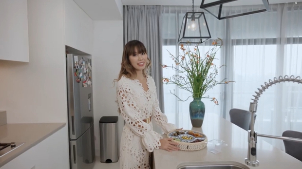 Hà Anh rất thích cắm hoa.