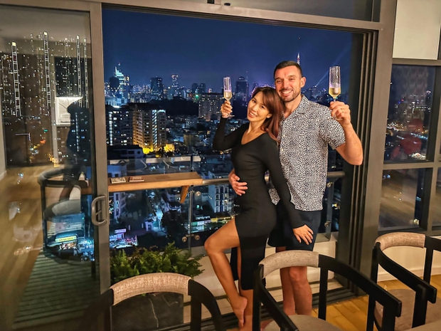 Ban công với view vạn người mê là góc chill quen thuộc của vợ chồng Hà Anh.