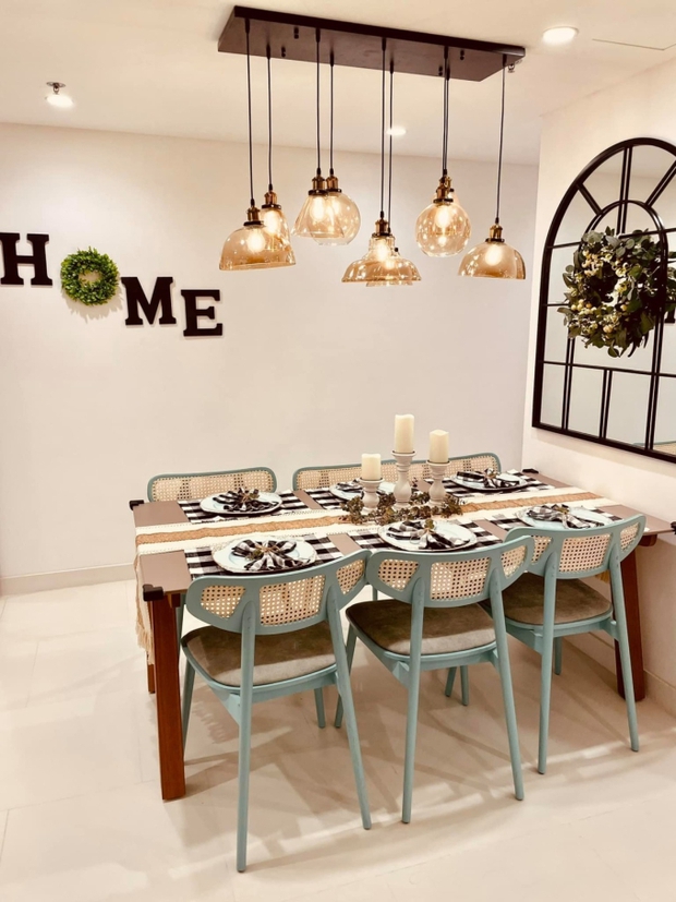 Bàn ăn nhỏ xinh thường được Hà Anh decor.