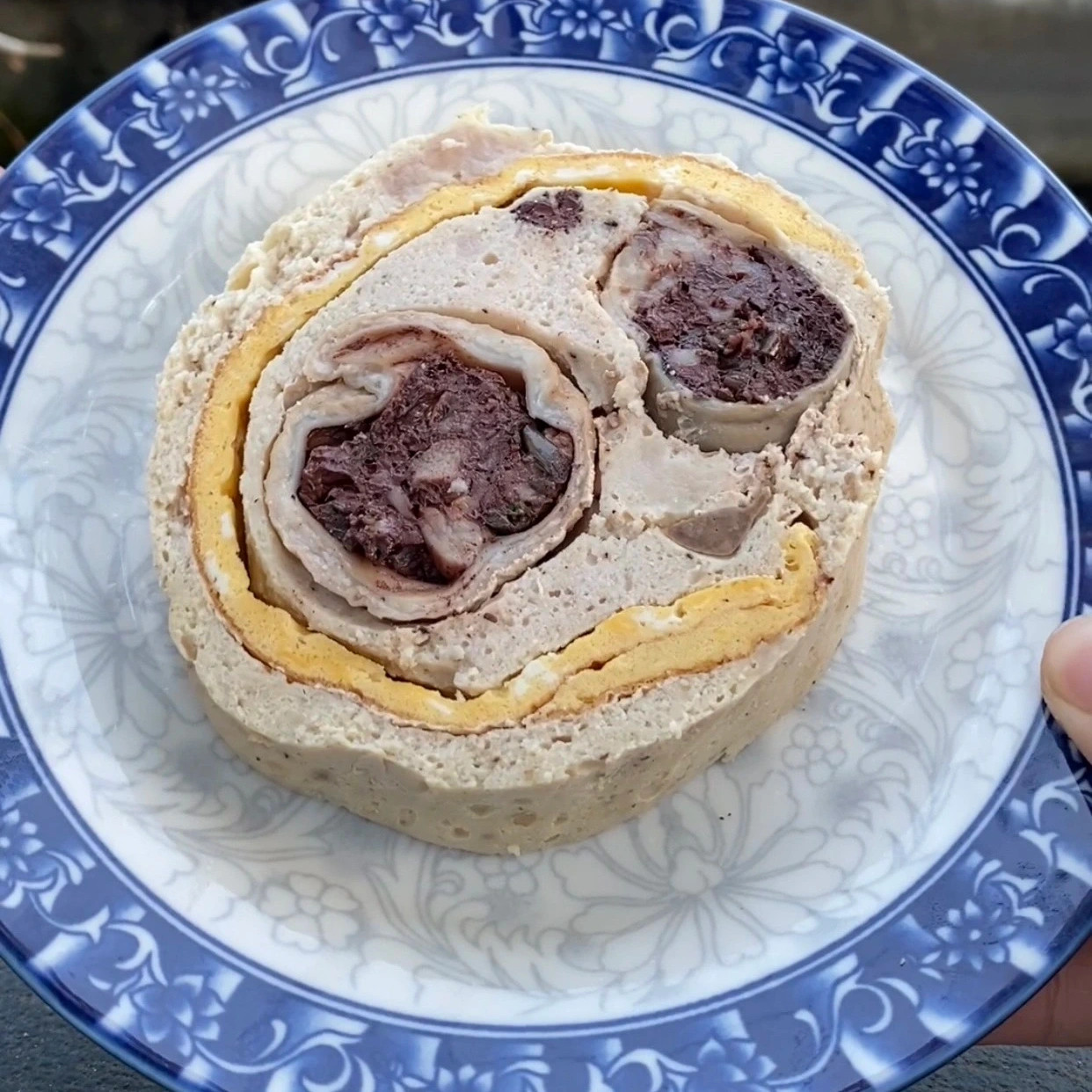 Nguyên liệu chế biến món giò này gồm có giò sống, trứng rán và lòng các loại như dồi, gan, tràng... Ảnh: Khánh Ly