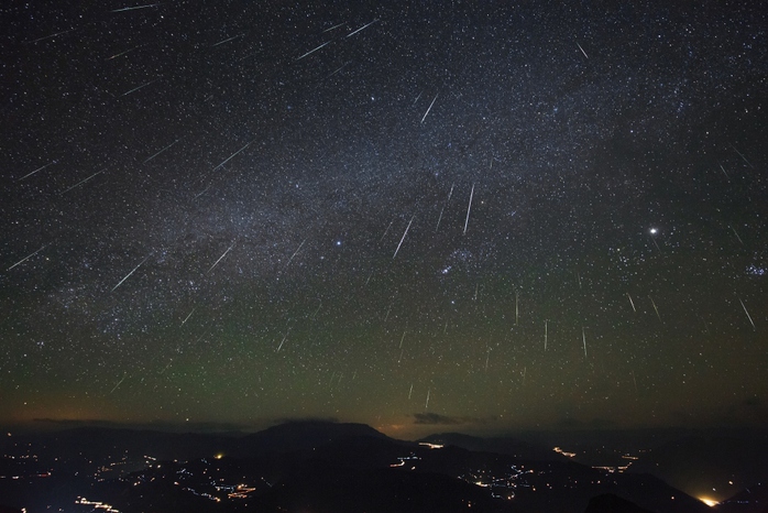 Mưa sao băng Geminids rực rỡ trên bầu trời vùng đất ngập nước Dashanbao ở tỉnh Vân Nam - Trung Quốc - Ảnh: NASA
