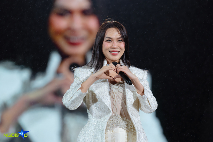 Tối 13/12, Mỹ Tâm tổ chức concert See The Light tại sân vận động quốc gia Mỹ Đình, thu hút hơn 40.000 khán giả. Nữ ca sĩ cho biết đây là đêm nhạc quy mô nhất, mang tính lịch sử trong sự nghiệp của mình, để truyền năng lượng tích cực đến Tri Âm - tên cô gọi các fan. Mỹ Tâm đầu tư sân khấu, màn hình led rộng hơn 1.600 m2 cùng những hiệu ứng âm thanh, ánh sáng chưa từng có tại Việt Nam.