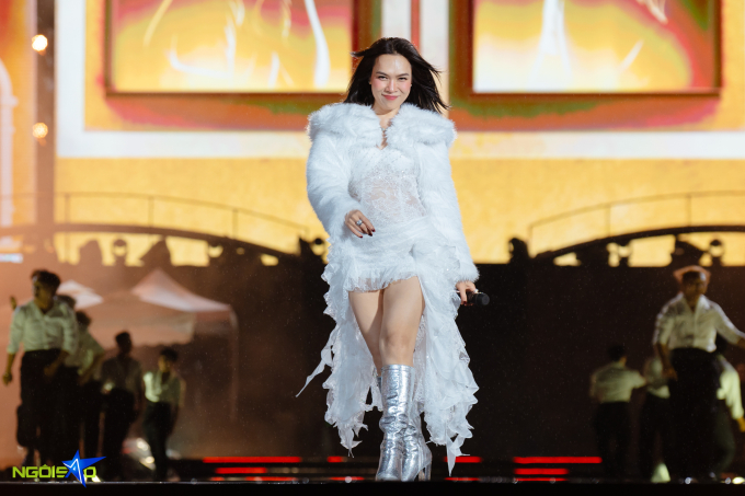 Phần đầu của liveshow, cô khiến fan trầm trồ về độ trẻ trung khi diện bộ trang phục phong cách Y2K với váy ngắn chất liệu ren xuyên thấu phối cùng áo lông đồng màu và boot cao cổ ánh bạc.