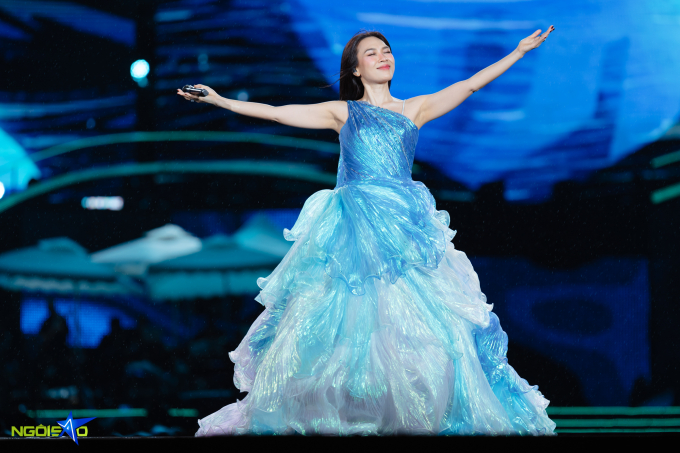 Nữ ca sĩ còn đầu tư nhiều chiếc đầm dạ hội bắt mắt dành riêng cho các bản ballad như Muộn màng là từ lúc, Nếu có buông tay, Đúng cũng thành sai...