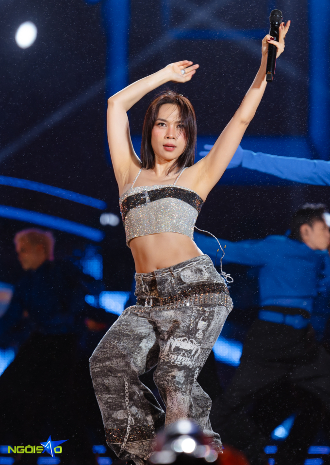Ở các tiết mục sôi động sau đó, Mỹ Tâm ưu tiên áo croptop khoe vòng hai thon gọn, nổi rõ cơ số 11.