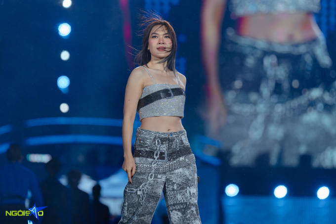 Mỹ Tâm cho biết để có thể tự tin khoe body trong See The Light, cô phải ăn uống kiêng khem rất nghiêm ngặt và chăm chỉ luyện tập hàng ngày. Trước đó, êkíp của nữ ca sĩ cho biết cô tập vũ đạo khoảng 6 tiếng mỗi ngày trong thời gian chuẩn bị cho liveshow.