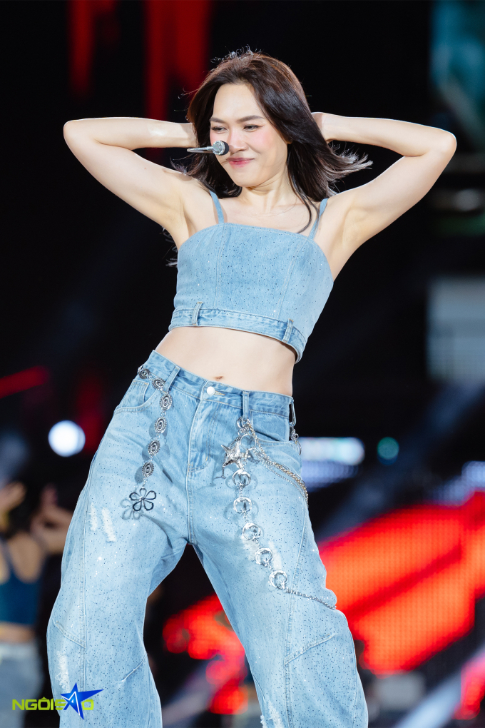 Mỹ Tâm tiếp tục cởi áo, khoe vòng hai với bộ đồ jean phong cách năng động ở cuối chương trình, trong các tiết mục See The Light, The Light, Do It...