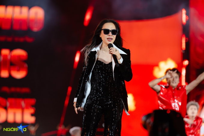 Nữ ca sĩ thể hiện hình ảnh đa dạng, từ năng động trẻ trung đến quyến rũ, thanh lịch trên sân khấu, ứng với nội dung và cách dàn dựng của từng tiết mục.