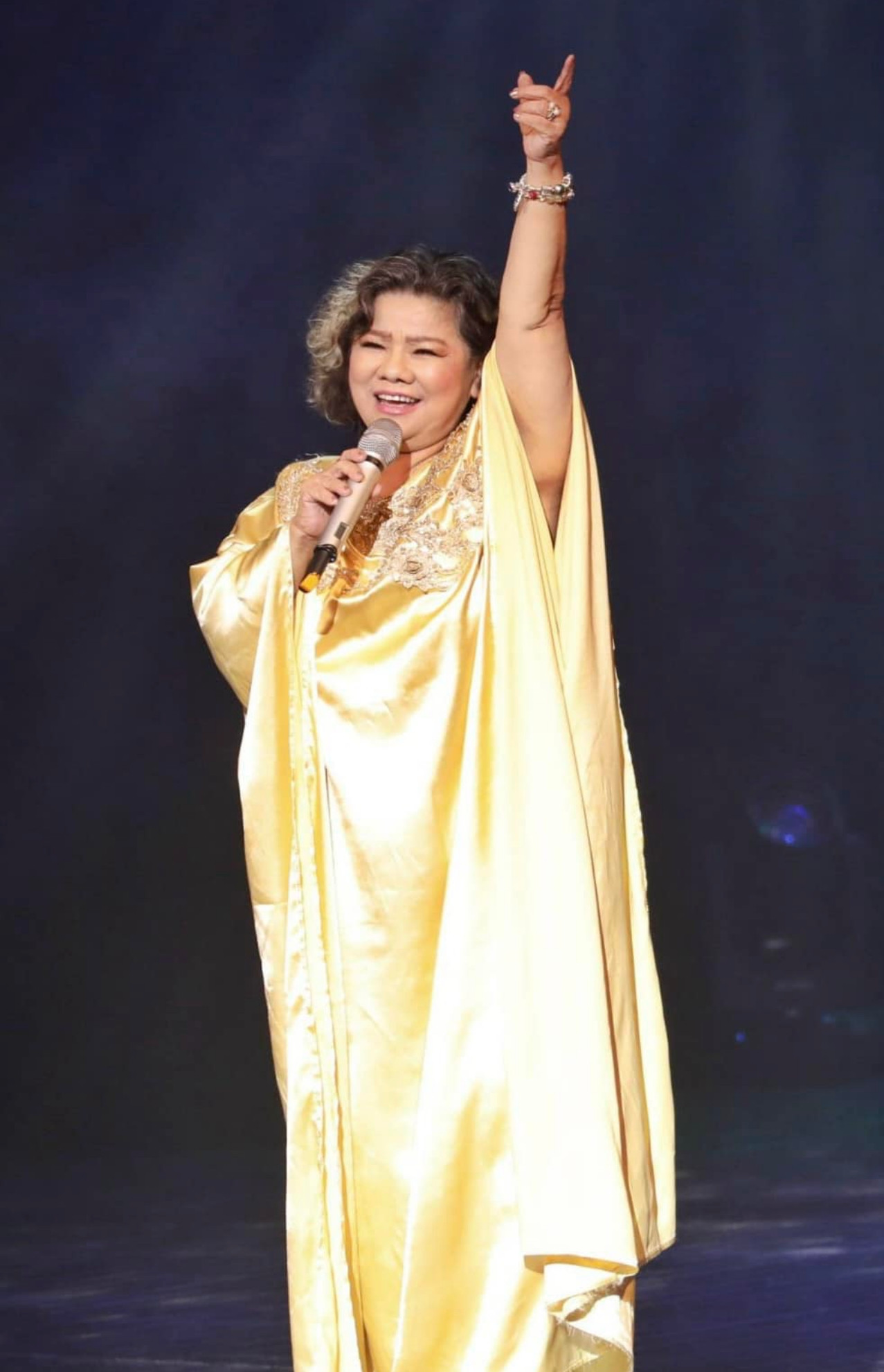 NSND Thanh Hoa miệt mài ca hát. 