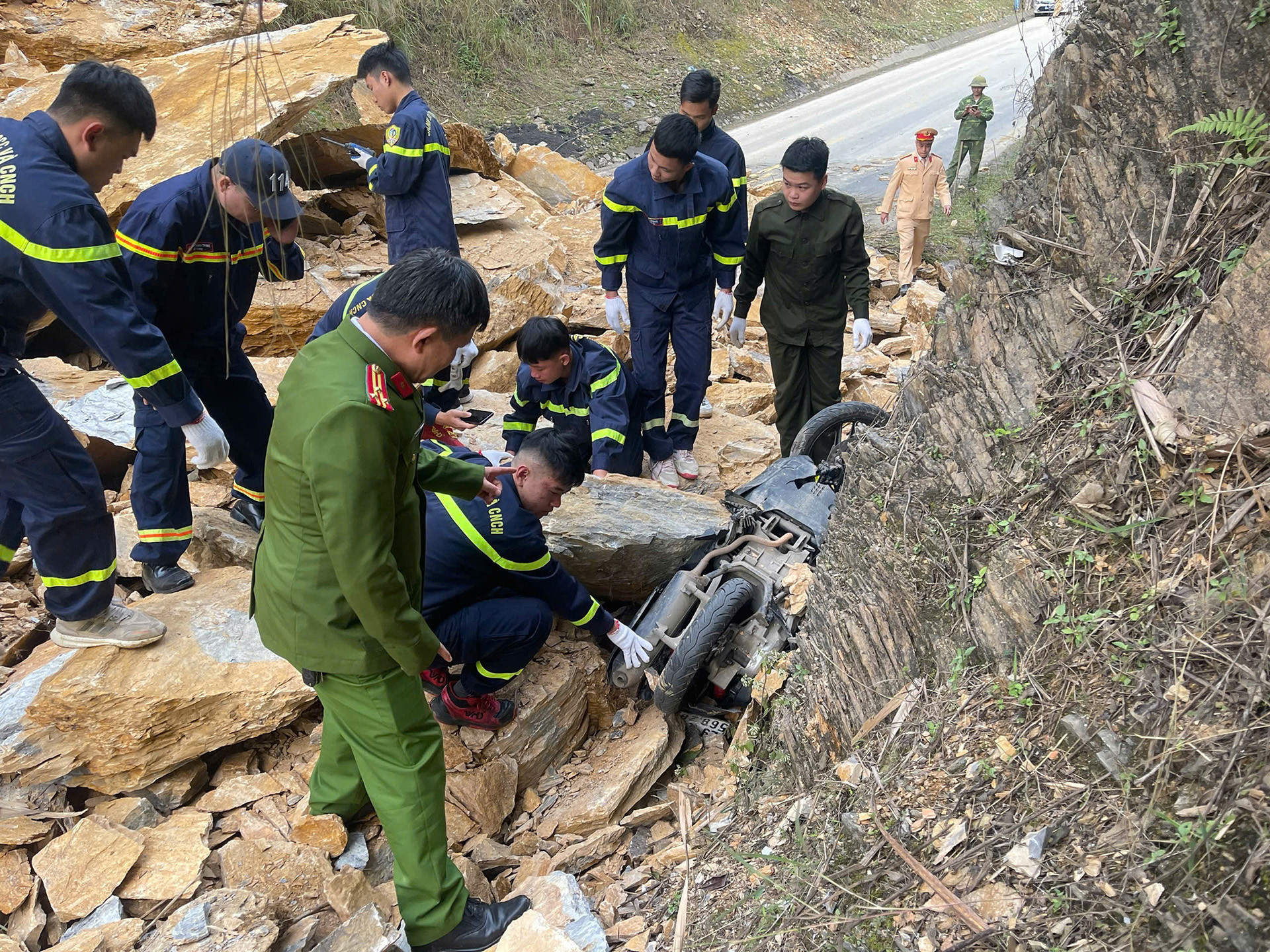 Lực lượng cứu hộ tìm thấy người cùng phương tiện bị nạn. Ảnh: Phúc Thanh