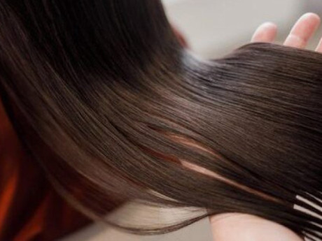 7 bí quyết đơn giản tại nhà cho mái tóc suôn mượt, óng ả