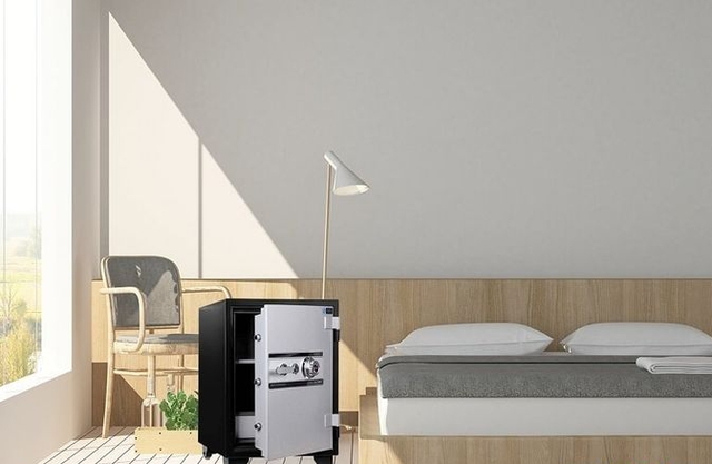 Ánh sáng mạnh, đặc biệt là ánh sáng tự nhiên từ cửa sổ, không nên chiếu trực tiếp vào két sắt.