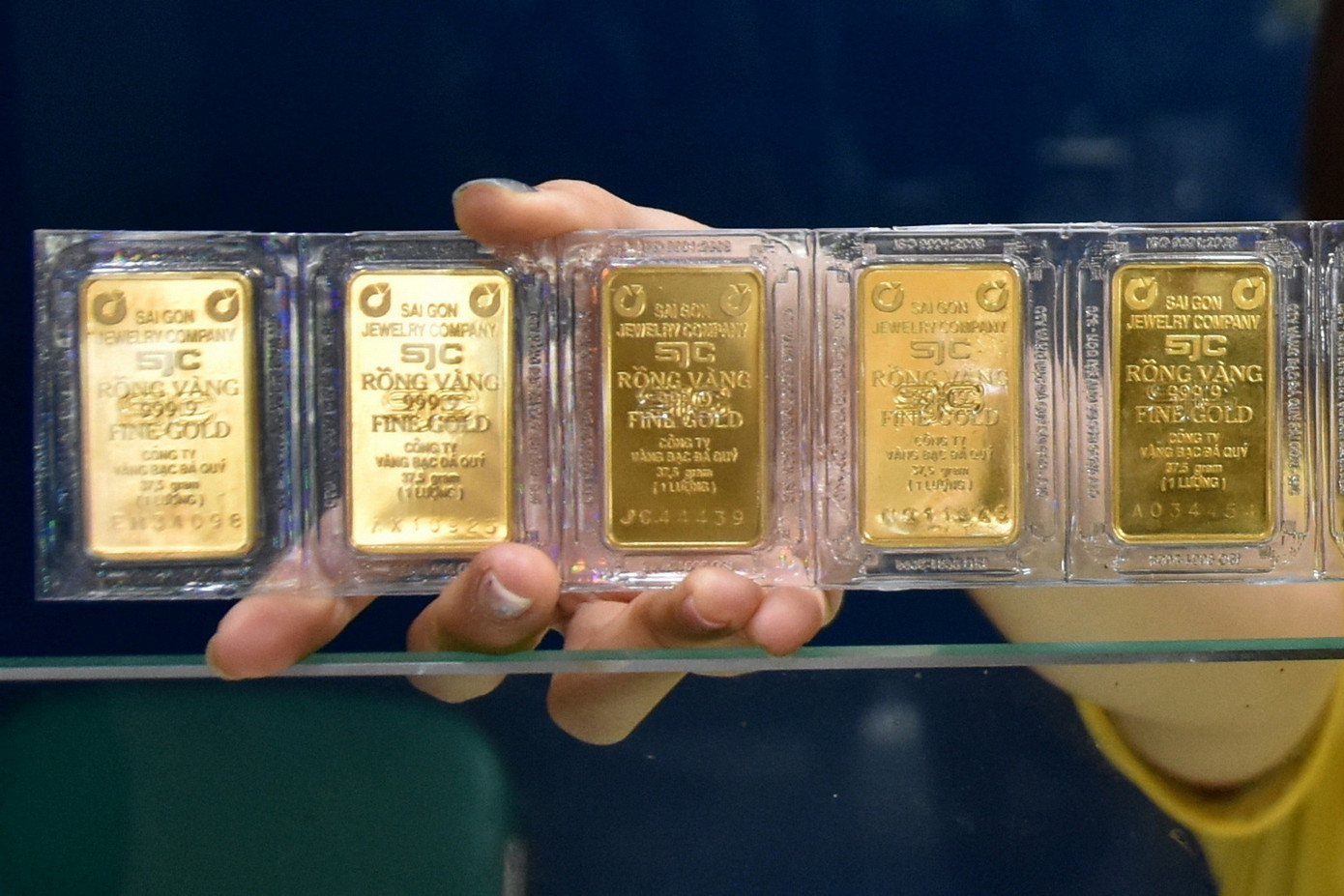 Giá vàng miếng SJC tăng lên đỉnh lịch sử nhưng người mua vẫn lỗ vì chênh lệch mua - bán.