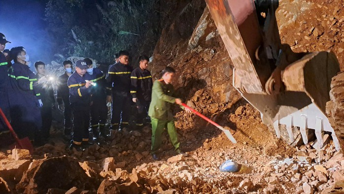 Lực lượng chức năng tổ chức tìm kiếm các nạn nhân trong đêm. Ảnh: Công an cung cấp