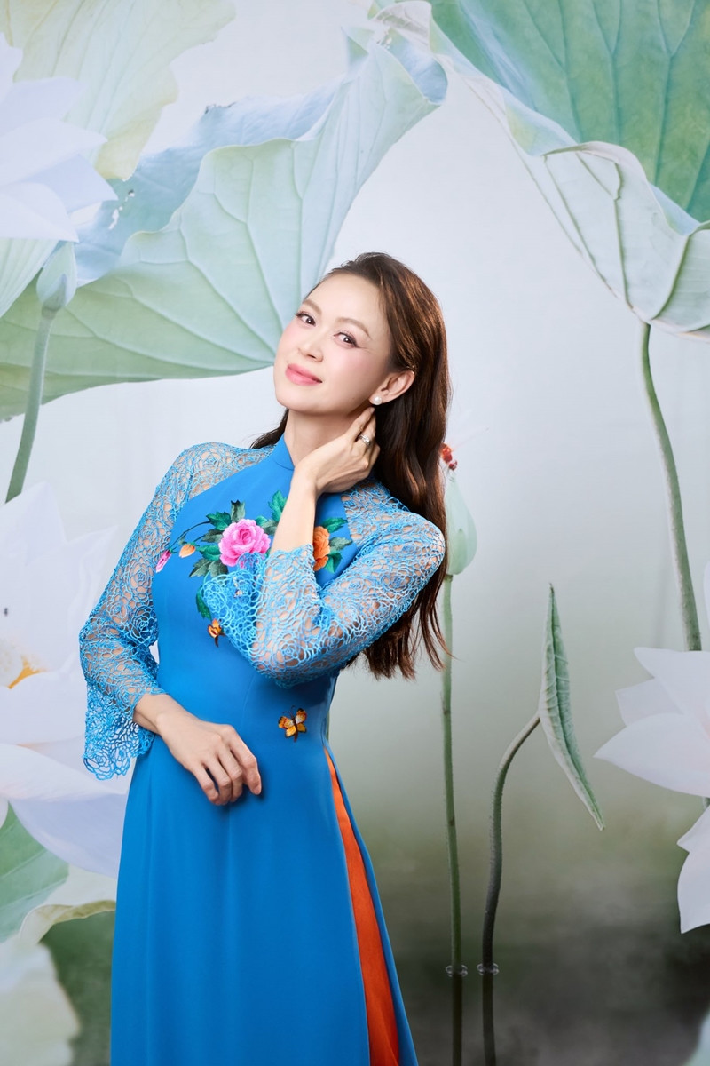 Siêu mẫu Ngọc Nga sống như bà hoàng bên chồng Tây kém tuổi, con trai lớn cao 2m - 11