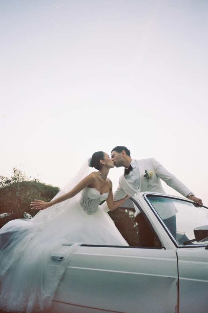 Khoảnh khắc của vợ chồng Tiên Nguyễn trong hôn lễ tại Đà Nẵng. Ảnh: Mạnh Bi