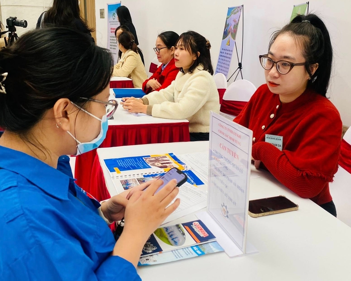 Tư vấn giúp người lao động lựa chọn việc làm, nghề nghiệp phù hợp. Ảnh: TTDVVL Hà Nội