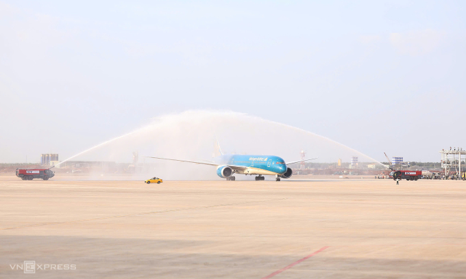 Nghi thức xịt nước chào đón máy bay ở Long Thành, đây là truyền thống trang trọng của ngành hàng không đánh dấu một bước ngoặt quan trọng. Ảnh: Phước Tuấn