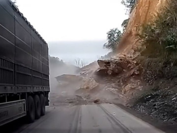 Clip ghi lại khoảnh khắc vụ sạt lở núi trên QL6 qua Phú Thọ vùi lấp một số người