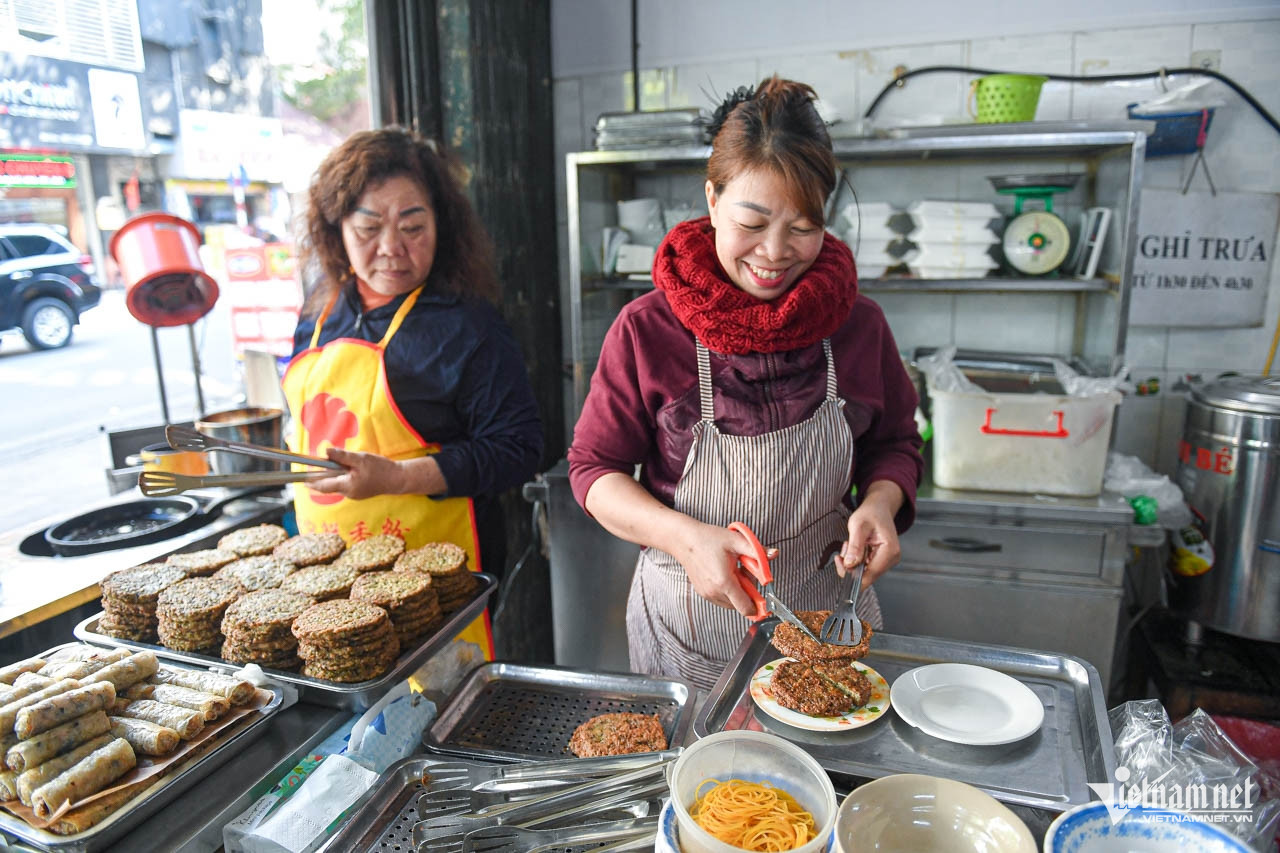 Quán chả rươi này nổi tiếng đông khách. Ảnh: Linh Trang