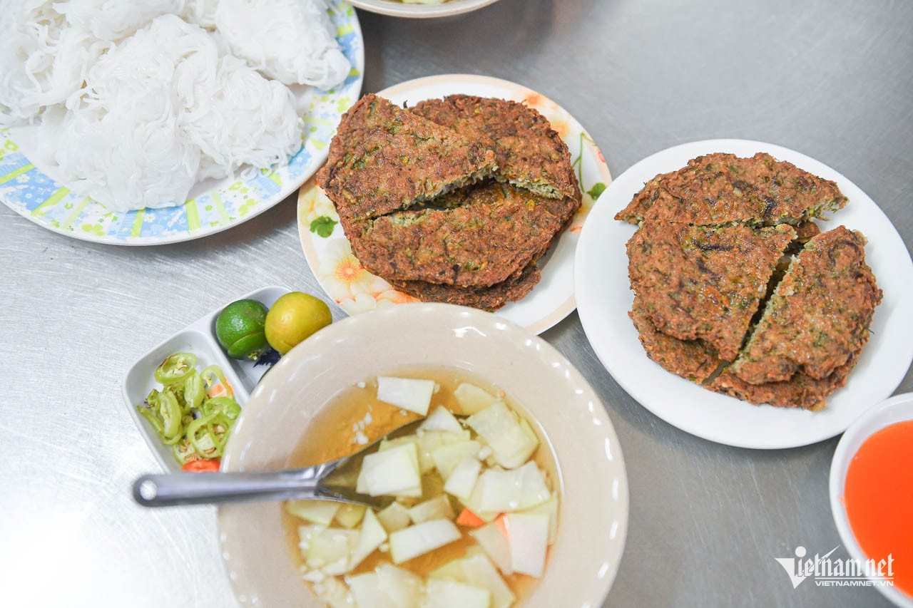 Quán bán từ 9-13h30 và 17-20h hàng ngày. Ảnh: Linh Trang