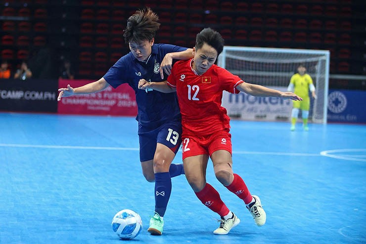 ĐT futsal nữ Việt Nam (áo đỏ) thi đấu nỗ lực