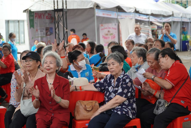 Từ ngày 1/1/2026, TPHCM sẽ tặng quà, mừng thọ cho nhóm người cao tuổi theo Nghị quyết 57/2025/NQ-HĐND. Ảnh minh họa: Mai Anh