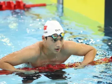 Nguyễn Quốc nói gì sau khi vượt qua đàn anh Nguyễn Huy Hoàng trên đường bơi 400m tự do?