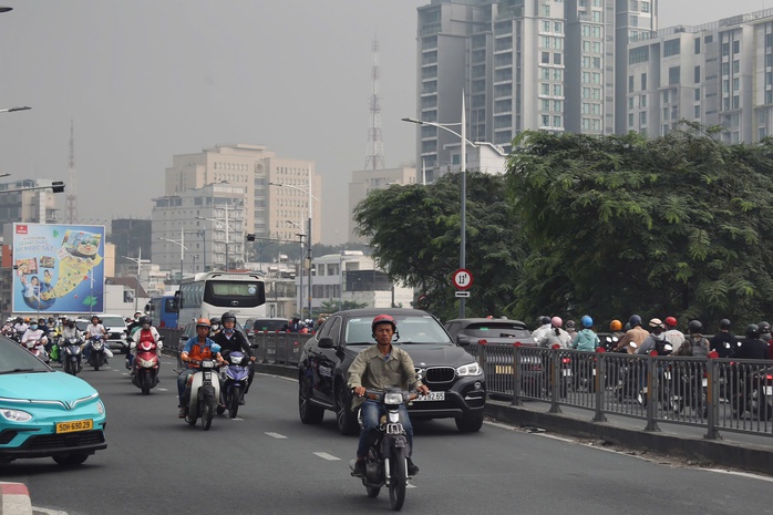 Người dân TPHCM cảm nhận rõ bầu trời khác thường ở TPHCM sáng nay