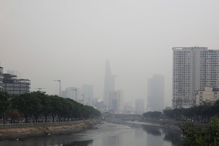 Bầu trời phủ một lớp sương mù màu xám nhạt ở TPHCM sáng nay
