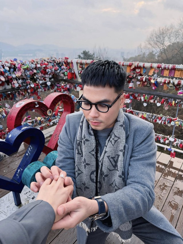 Huyền Trang Mù tạt được Đức Huy cầu hôn ở Hàn Quốc.