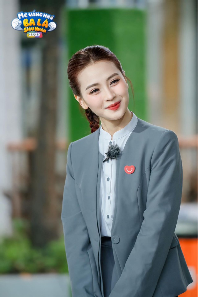 Lúc MC Huyền Trang trẻ trung hack tuổi với vest cách điệu mix cùng áo sơ mi đơn giản.