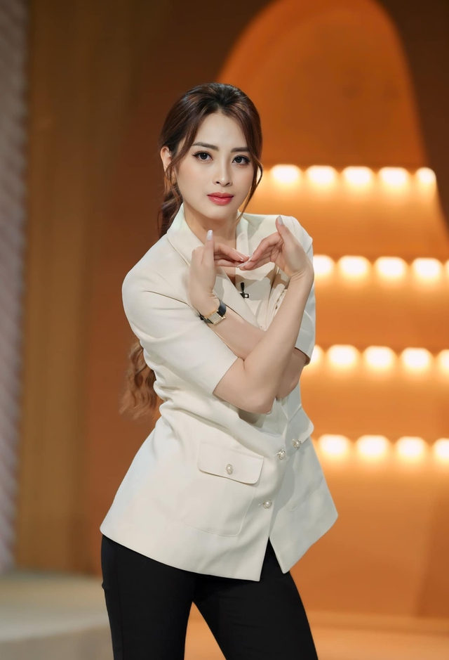 Trong một chương trình khác, nữ MC quê Phú Thọ giản dị với quần tây mix cùng áo vest ngắn tay sáng màu.