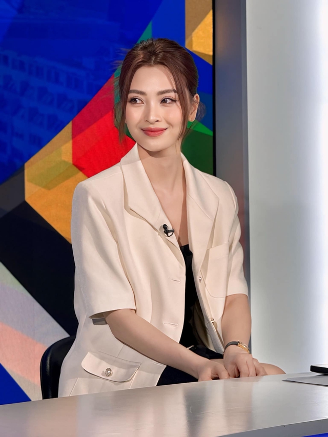 Hoặc cô lựa chọn blazer ngắn tay mix cùng quần tạo cảm giác năng động, thoải mái.