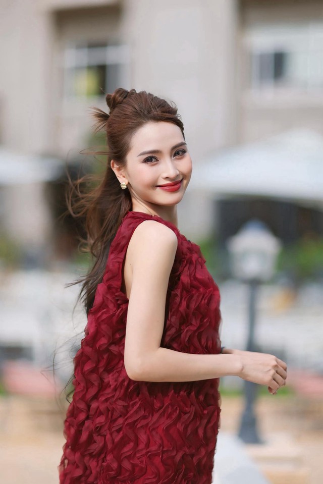 MC Huyền Trang Mù tạt hóa nàng thơ khi diện váy suông màu đỏ đô nổi bật.