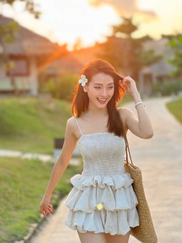 Khi đi chơi biển, người đẹp tự tin khoe dáng váy 2 dây với phần chân váy bồng bềnh nữ tính.