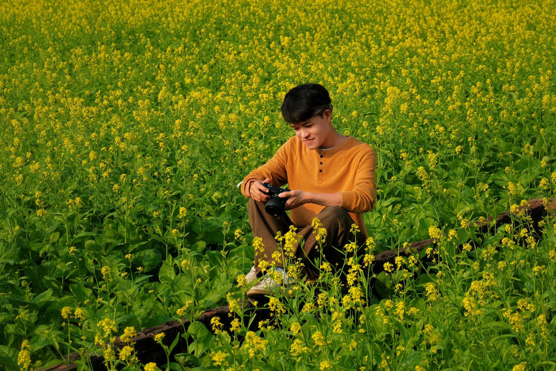 Anh Tuyên ghé cánh đồng hoa cải vàng vào ngày nắng để có thể chụp những bức ảnh ấn tượng, lên màu đẹp