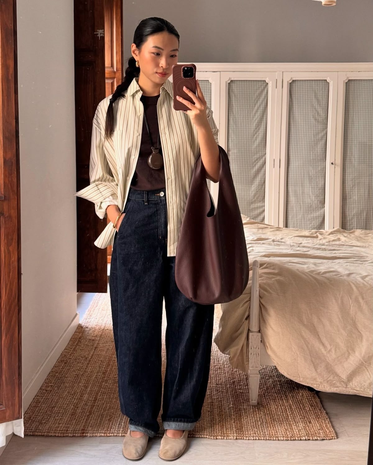 Theo Vogue, túi màu nâu từ bình dân đến cao cấp đều được mua sắm nhiều. Trong đó, các phiên bản da lộn được lựa chọn nhiều hơn so với bản bằng da và nhung.