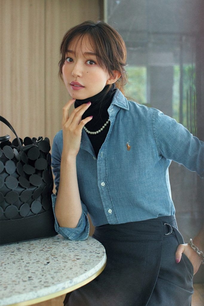 Nhờ sự bùng nổ của phong cách preppy, sơ mi thêu logo Ralph Lauren trở thành món đồ hot. Ngoài thiết kế này, áo len dệt kim, mũ lưỡi trai của nhà mốt Mỹ cũng được nhiều người ưa chuộng.