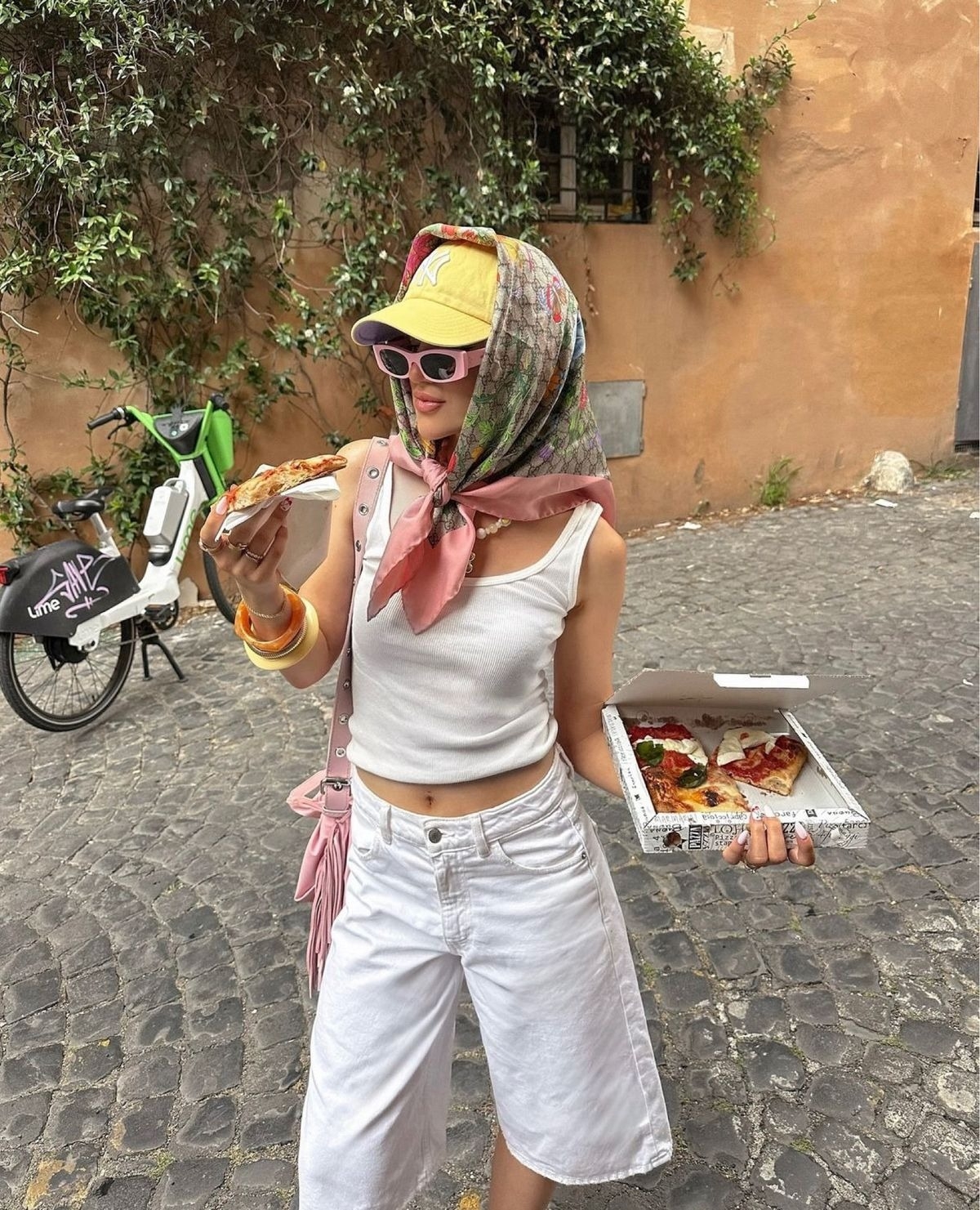 2025 được xem là năm bội thu của các thương hiệu khăn. Dua Lipa, Hailey Bieber, G-Dragon là những nhân vật tiêu biểu lăng xê mốt quàng khăn theo kiểu cụ bà, khiến chúng được nhiều người áp dụng. Với nhiều kiểu thắt, khăn là phụ kiện đa năng, dễ dùng trong mọi dịp.