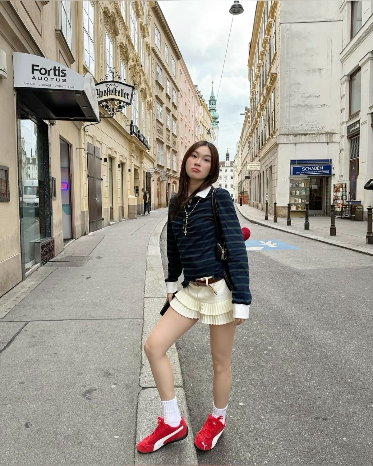 Sneakers cũng là món đồ xuất hiện nhiều năm nay. Những đôi giày Jacquemus x Nike Moon, Puma Speedcats, Prada liên tục nằm trong danh sách được tìm kiếm nhiều nhất.