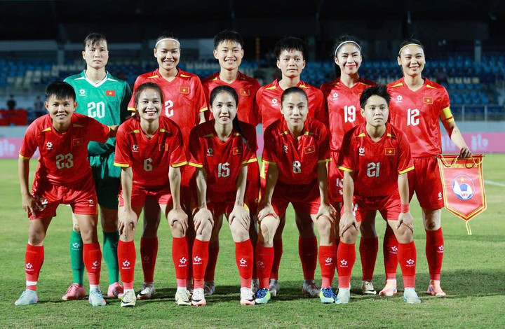 Trong trận chung kết bóng đá nữ Việt Nam - Philippines tối 17/12, Trần Thị Duyên gây ấn tượng với lối chơi chắc chắn, được ví như “máy quét” tuyến giữa nhờ khả năng đọc tình huống tốt, tranh chấp quyết liệt và giữ nhịp cho toàn đội; dù không giành Huy chương Vàng, cô cùng các đồng đội đã để lại nhiều dấu ấn trong lòng người hâm mộ.