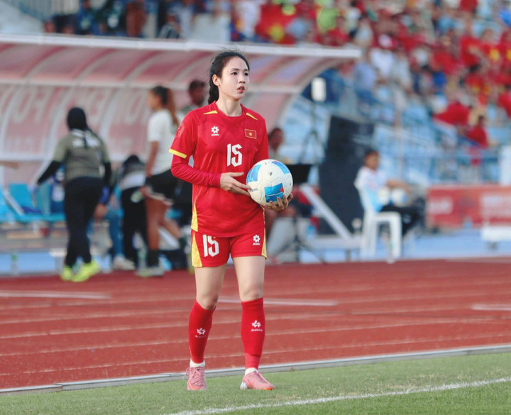 Trần Thị Duyên sinh năm 2000, là cầu thủ đội tuyển bóng đá nữ Việt Nam tại SEA Games 33.